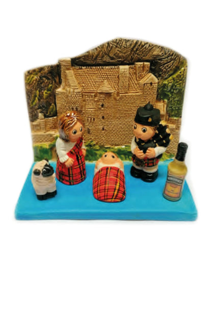 "Presepi del Mondo", in ceramica bianca semismaltata. Dimensioni 7x9 cm
