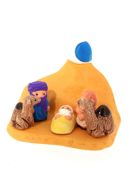 "Presepi del Mondo", in ceramica bianca semismaltata. Dimensioni 7x9 cm