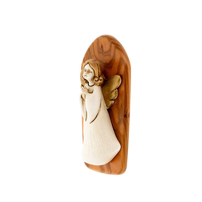 Angelo in resina bianca su legno da appendere. Dimensioni 5,5x9 cm
