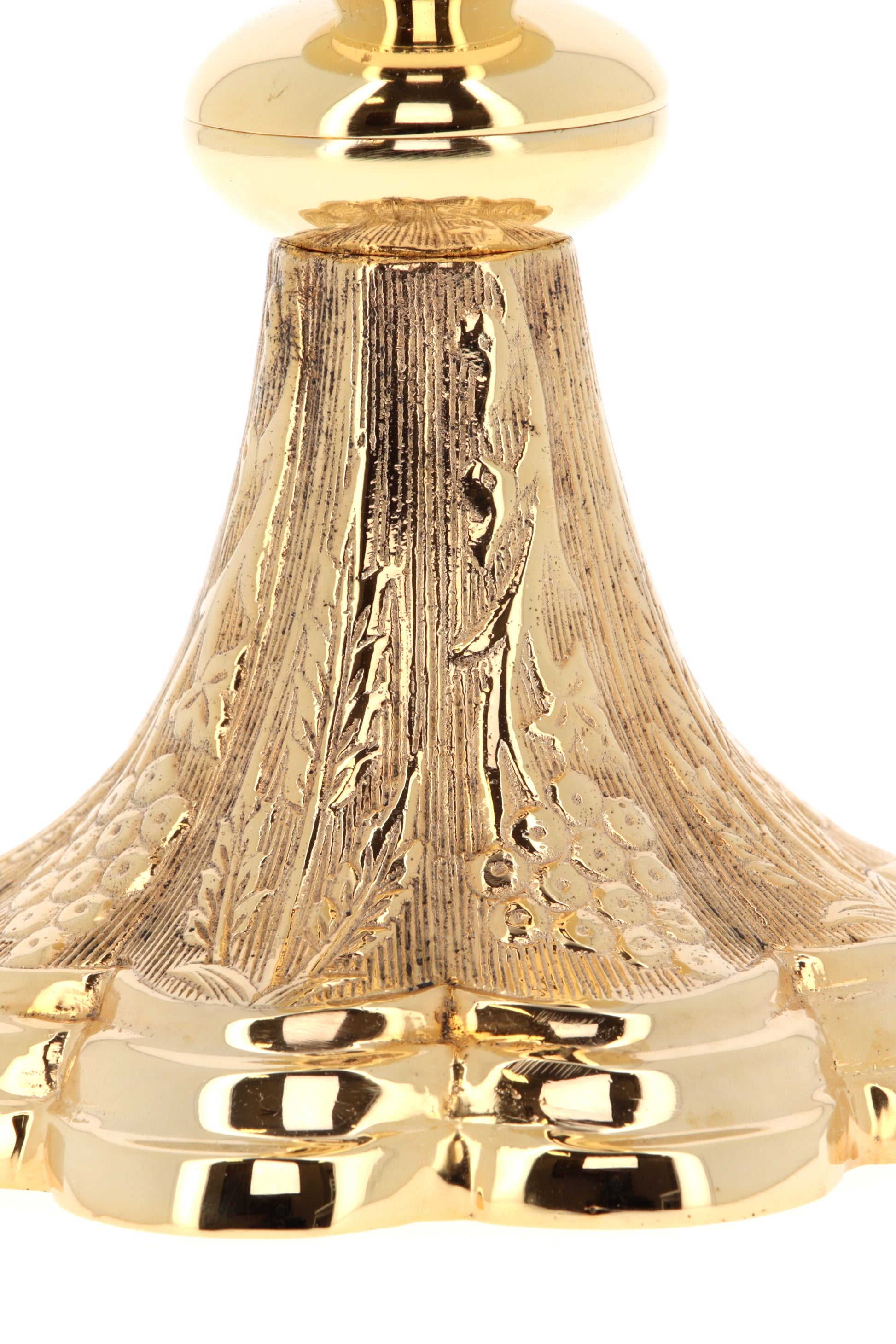 Calice e Patena in ottone con bagno oro e decorazioni. Dimensioni 21,5x14