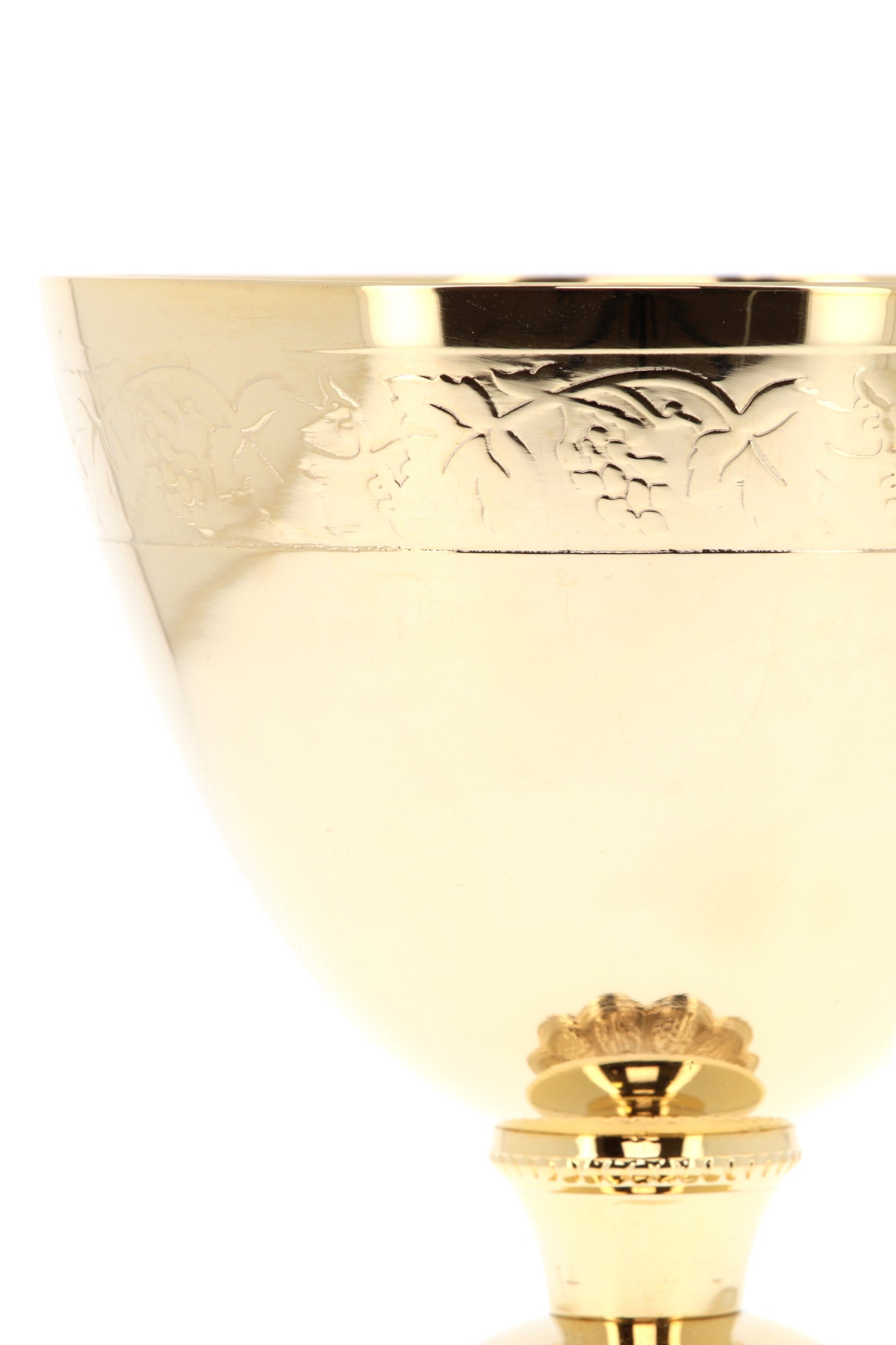 Calice e Patena in ottone con bagno oro e decorazioni. Dimensioni 21,5x14