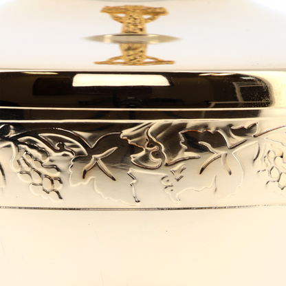 Pisside in ottone con bagno oro. Dimensioni 27x14,5 cm