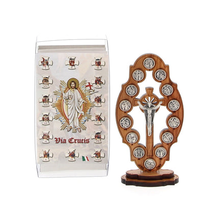 Via Crucis in legno d'olivo sagomato e colorato con stazioni in metallo e base. Dimensioni 7x13,5 cm