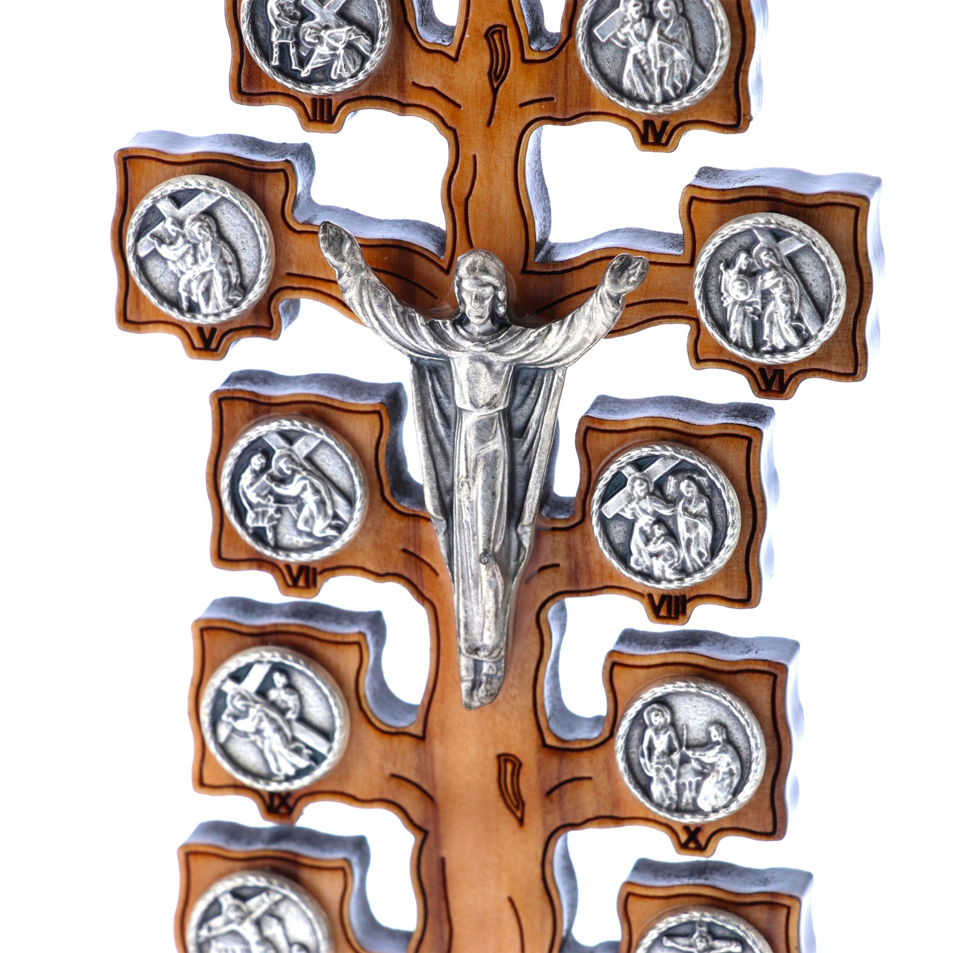 Via Crucis in legno d'olivo sagomato albero con stazioni in metallo e base. Dimensioni 5,5x13,5 cm
