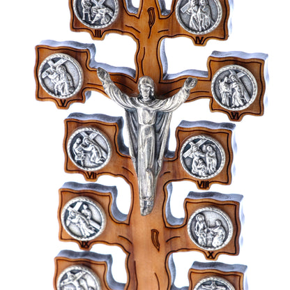 Via Crucis in legno d'olivo sagomato albero con stazioni in metallo e base. Dimensioni 5,5x13,5 cm