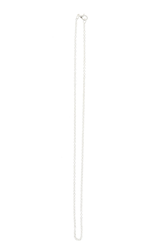Catenina in metallo argentato. Lunghezza 50 cm