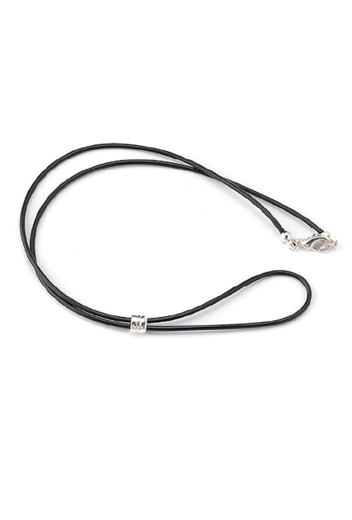 Catenina in caucciù e moschettone in metallo argentato. Lunghezza 45 cm