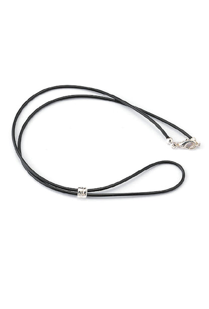 Catenina in caucciù e moschettone in metallo argentato. Lunghezza 45 cm