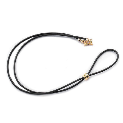 Catenina indossabile in caucciù e metallo dorato. Lunghezza 45 cm