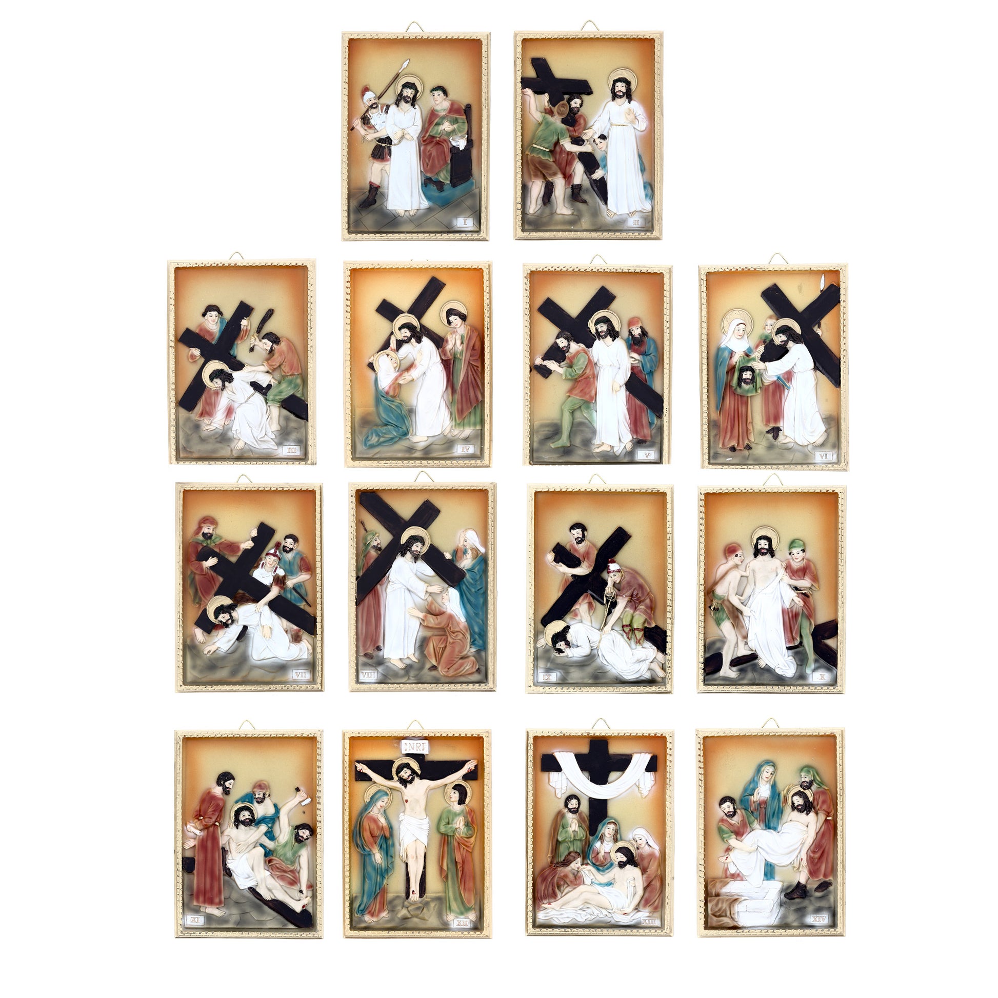 Set 14 quadri in resina colorata "Stazioni della Via Crucis". Dimensioni 16 x 11,5 cm