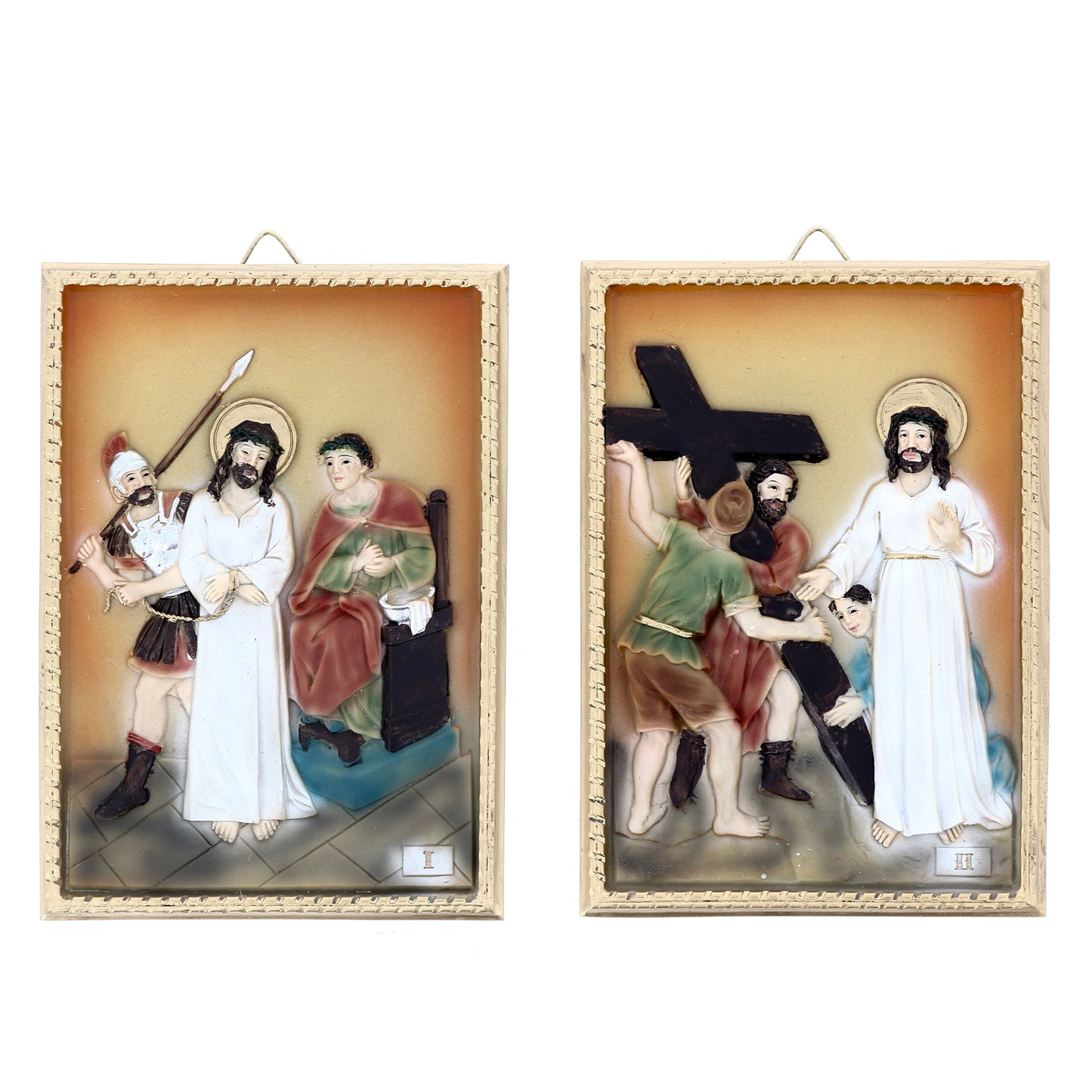 Set 14 quadri in resina colorata "Stazioni della Via Crucis". Dimensioni 16 x 11,5 cm