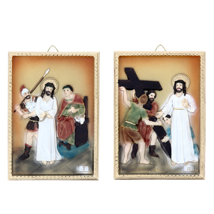 Set 14 quadri in resina colorata "Stazioni della Via Crucis". Dimensioni 16 x 11,5 cm