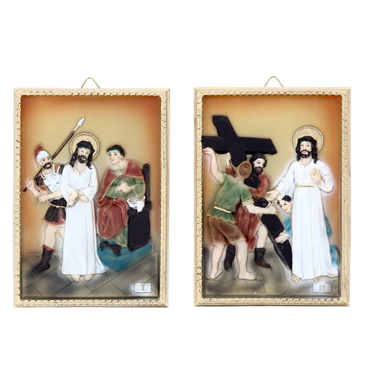 Set 14 quadri in resina colorata "Stazioni della Via Crucis". Dimensioni 16 x 11,5 cm