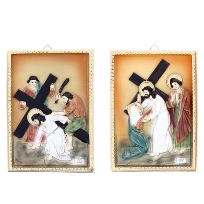 Set 14 quadri in resina colorata "Stazioni della Via Crucis". Dimensioni 16 x 11,5 cm
