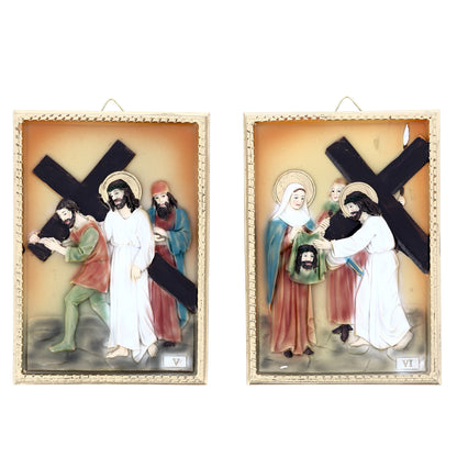 Set 14 quadri in resina colorata "Stazioni della Via Crucis". Dimensioni 16 x 11,5 cm