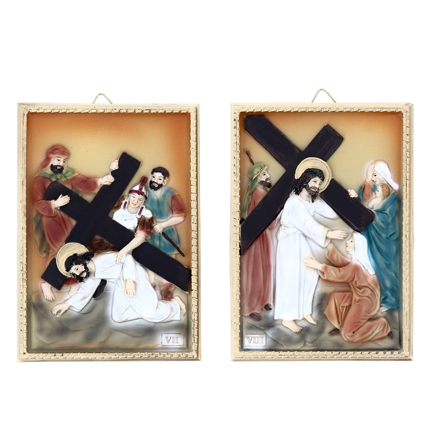 Set 14 quadri in resina colorata "Stazioni della Via Crucis". Dimensioni 16 x 11,5 cm