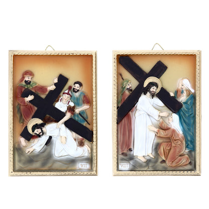 Set 14 quadri in resina colorata "Stazioni della Via Crucis". Dimensioni 16 x 11,5 cm