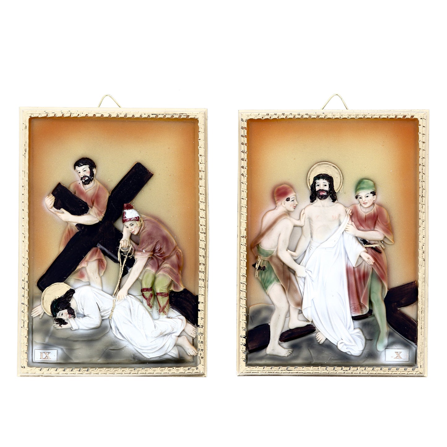 Set 14 quadri in resina colorata "Stazioni della Via Crucis". Dimensioni 16 x 11,5 cm