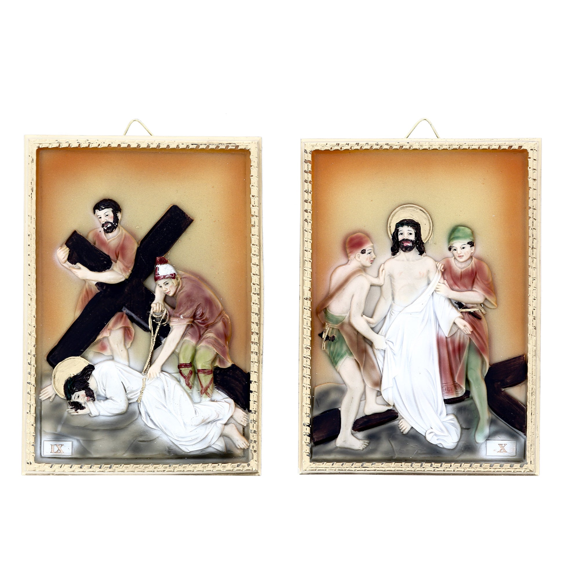 Set 14 quadri in resina colorata "Stazioni della Via Crucis". Dimensioni 16 x 11,5 cm