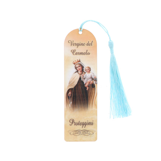 Segnalibro Madonna del Carmine in carta plastificata con fiocco colorato. Dimensioni 4x14 cm