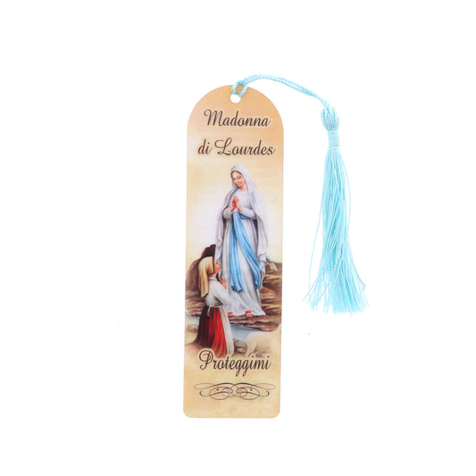 Segnalibro Madonna di Lourdes in carta plastificata con fiocco colorato. Dimensioni 4x14 cm