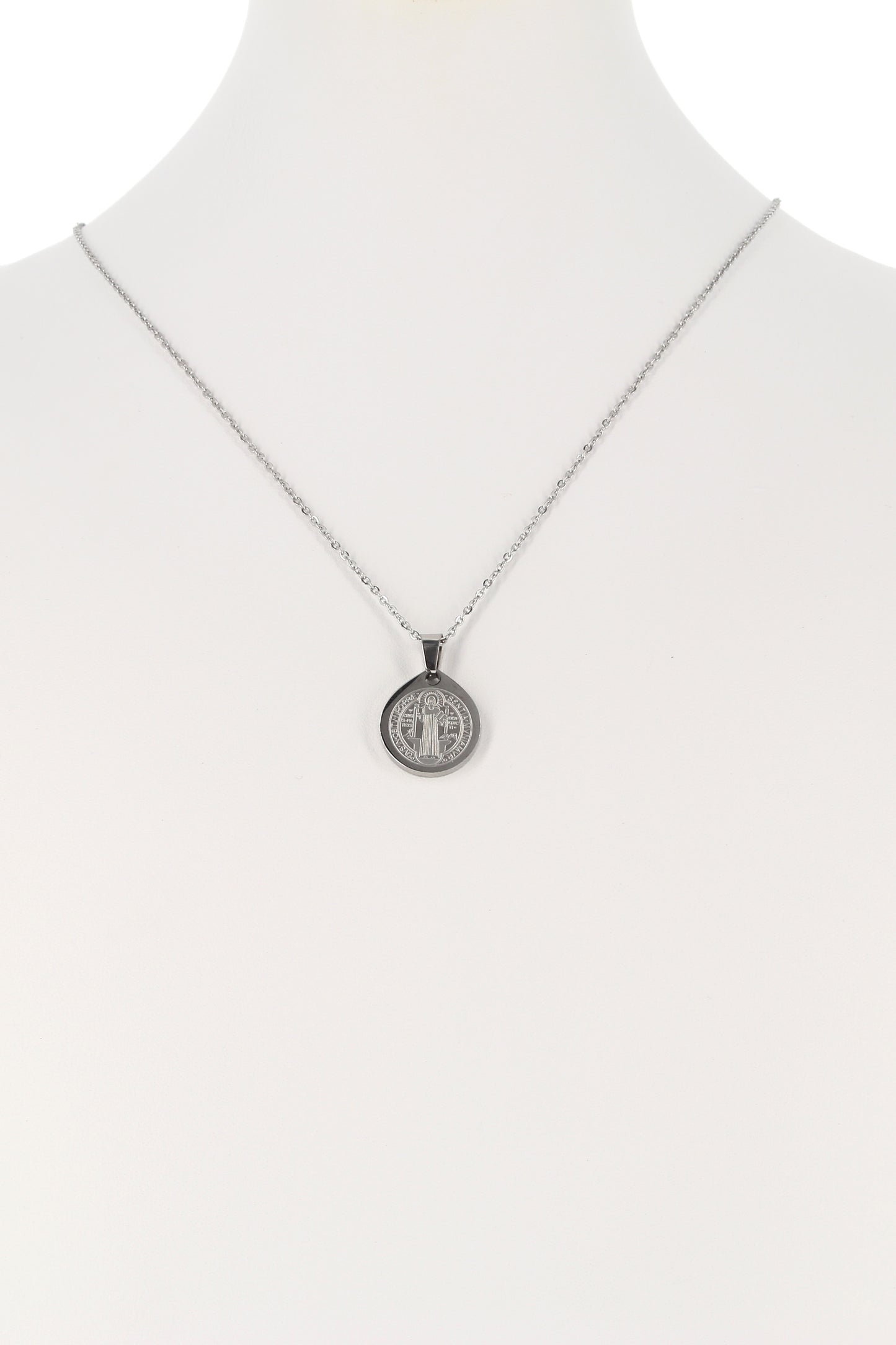 Catenina con ciondolo Medaglia di san Benedetto in acciaio. Diametro medaglia 1,7 cm