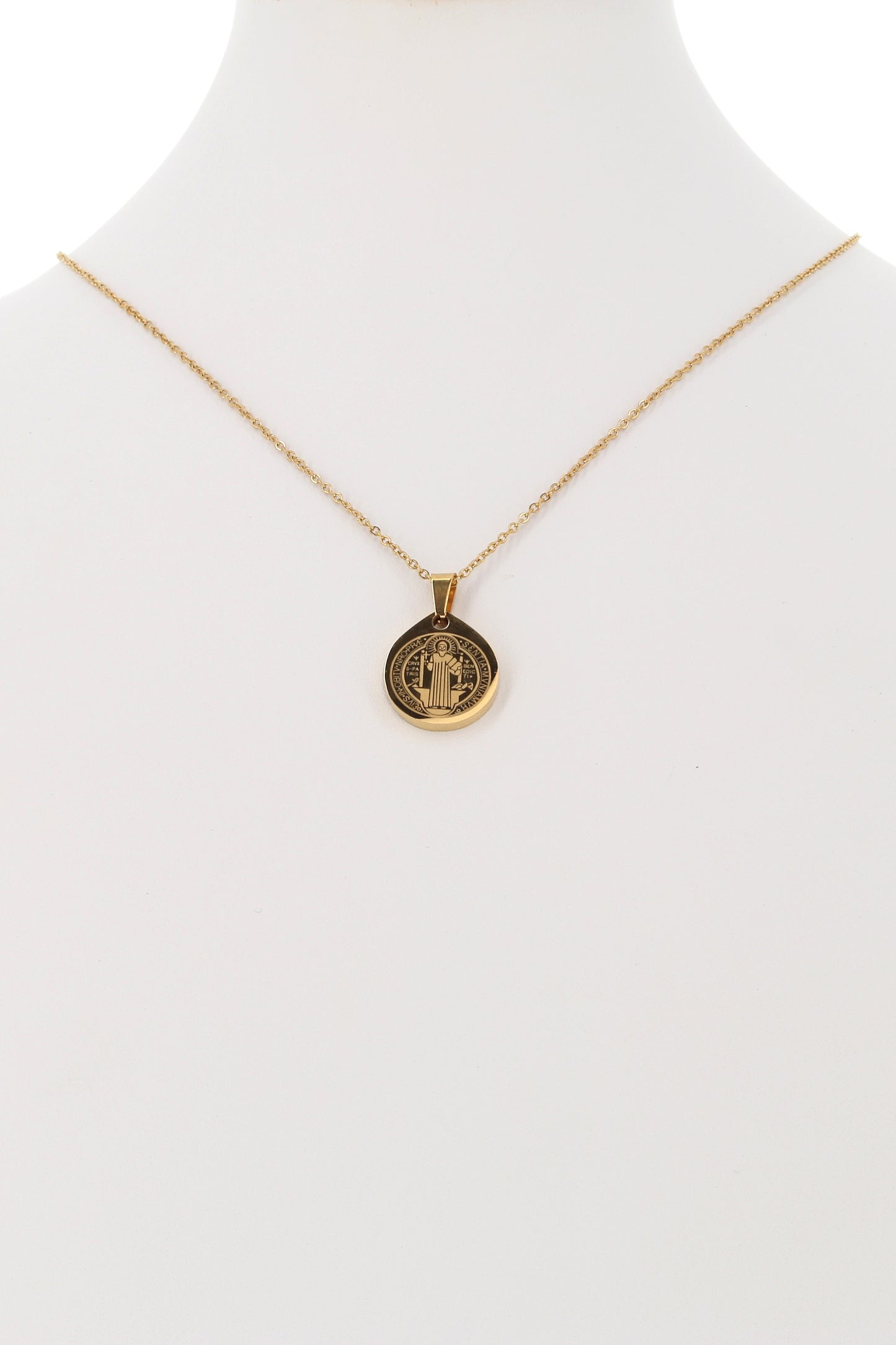 Catenina con ciondolo Medaglia di san Benedetto in acciaio color oro. Diametro medaglia 1,7 cm