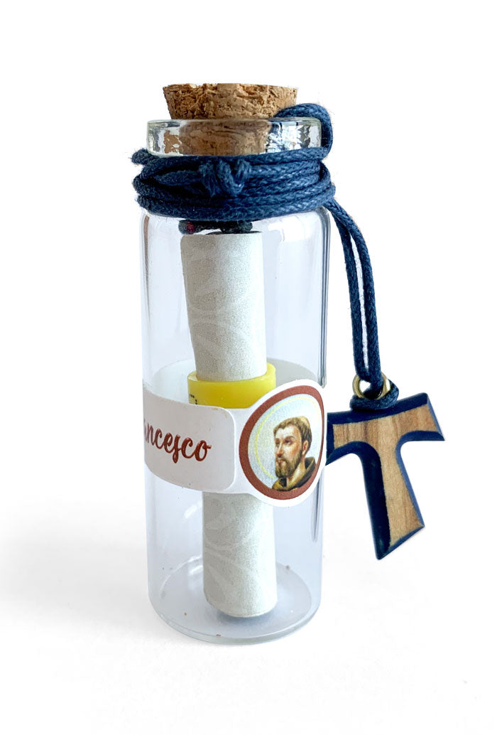 Bottiglietta in vetro con "Messaggio di San Francesco" con ciondolo Tau in ulivo. Dimensioni 2x6,5 cm