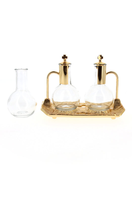 Servizio di ampolle su vassoio fuso dorato. Dimensioni vassoio 19x9 cm. capienza ampolle 100 cc