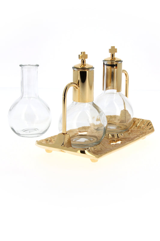 Servizio di ampolle su vassoio fuso dorato. Dimensioni vassoio 19x9 cm. capienza ampolle 100 cc