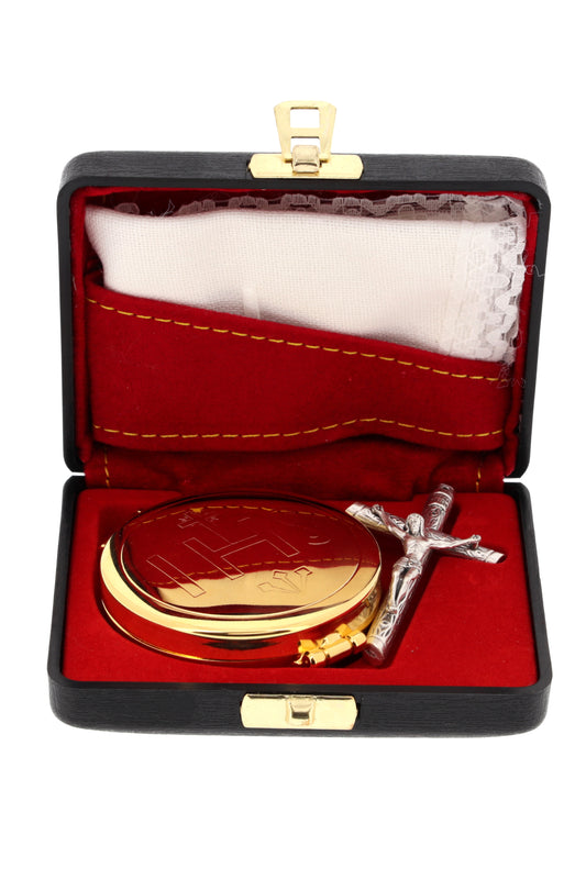 Porta teca rigido con interno rosso e inserti dorati completo di teca, croce in metallo e purifichino. Dimensioni 8x9x2,5 cm.