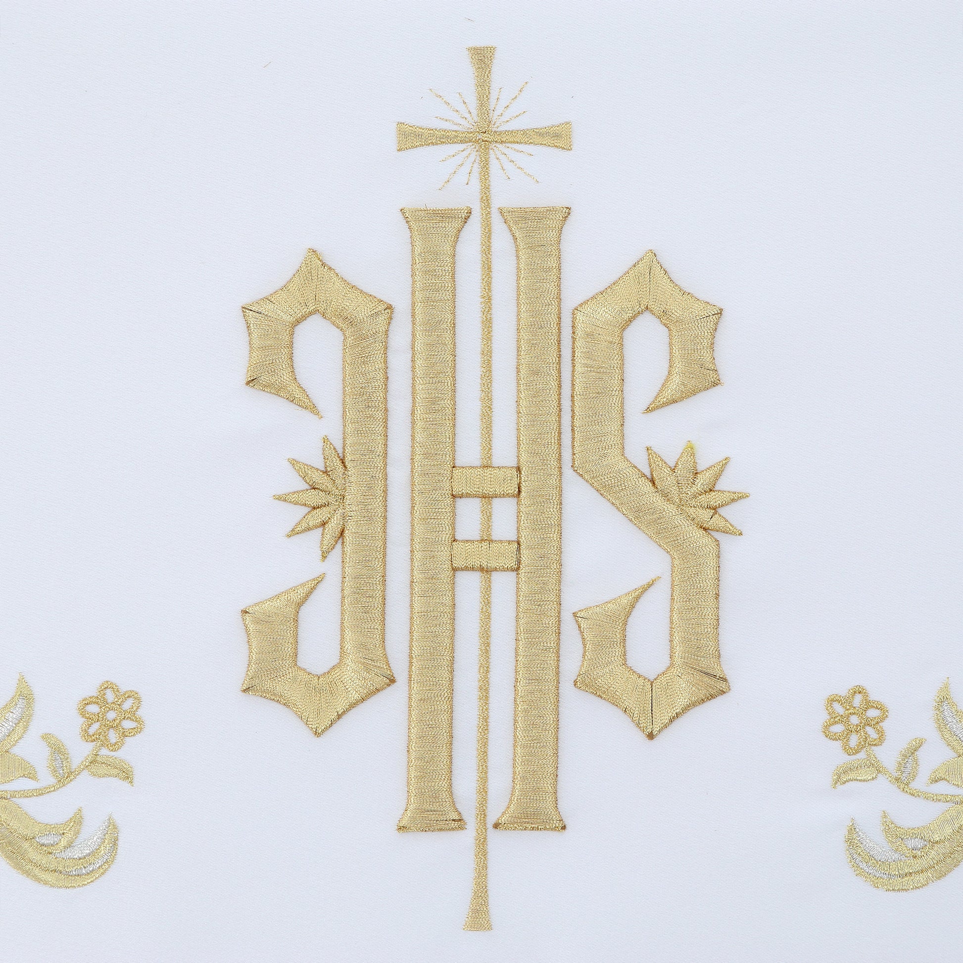 Tovaglia da altare, in poliestere, con ricamo dorato simbolo JHS. Dimensioni 165x300 cm