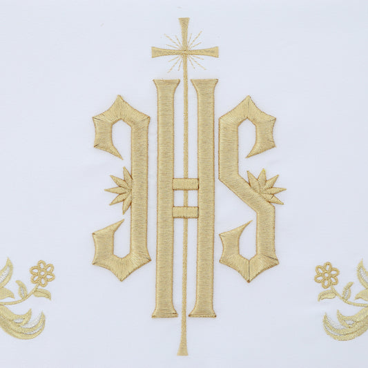 Tovaglia da altare, in poliestere, con ricamo dorato simbolo JHS. Dimensioni 165x300 cm