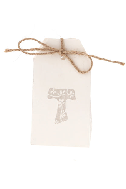 Scatolina porta confetti in carta con Croce Tau e laccetto in corda. Dimensioni 5,5x10 cm 
