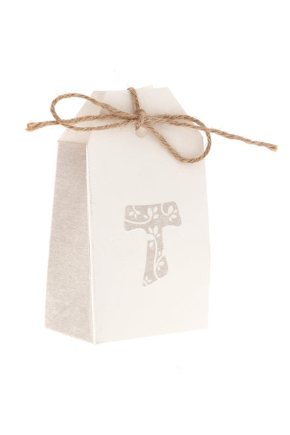 Scatolina porta confetti in carta con Croce Tau e laccetto in corda. Dimensioni 5,5x10 cm 
