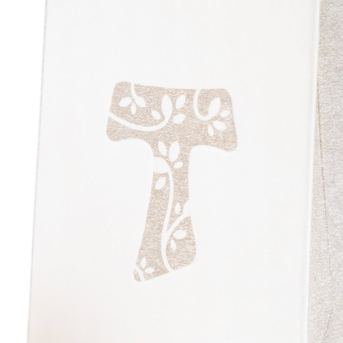 Scatolina porta confetti in carta con Croce Tau e laccetto in corda. Dimensioni 5,5x10 cm 
