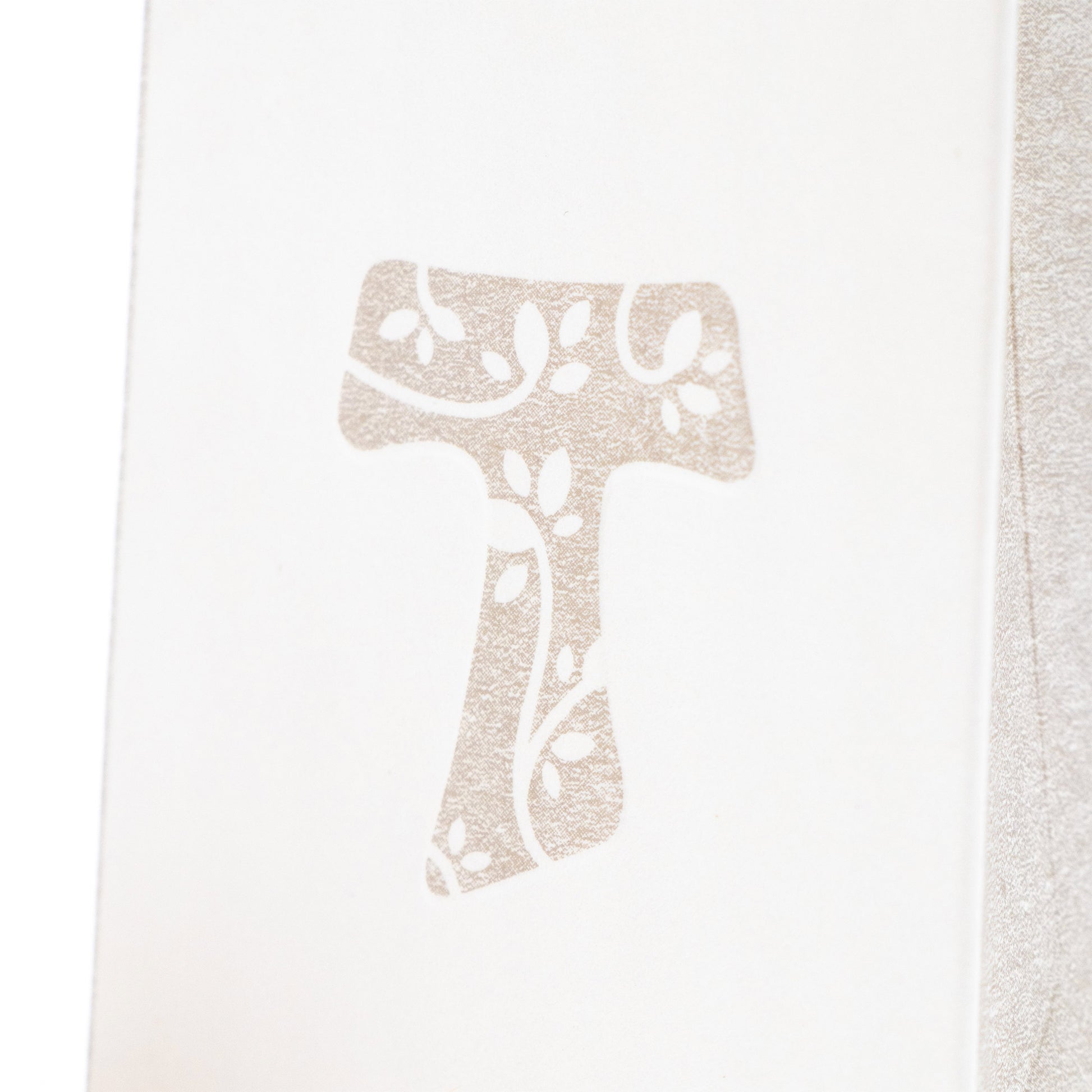 Scatolina porta confetti in carta con Croce Tau e laccetto in corda. Dimensioni 5,5x10 cm 

