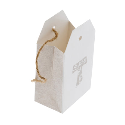 Scatolina porta confetti in carta con Croce Tau e laccetto in corda. Dimensioni 5,5x10 cm 

