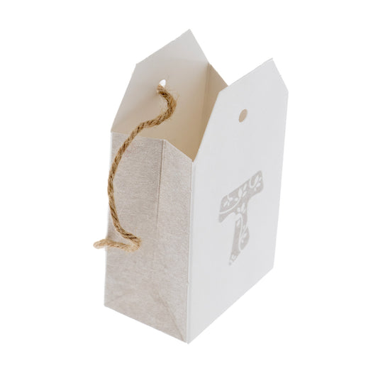 Scatolina porta confetti in carta con Croce Tau e laccetto in corda. Dimensioni 5,5x10 cm 
