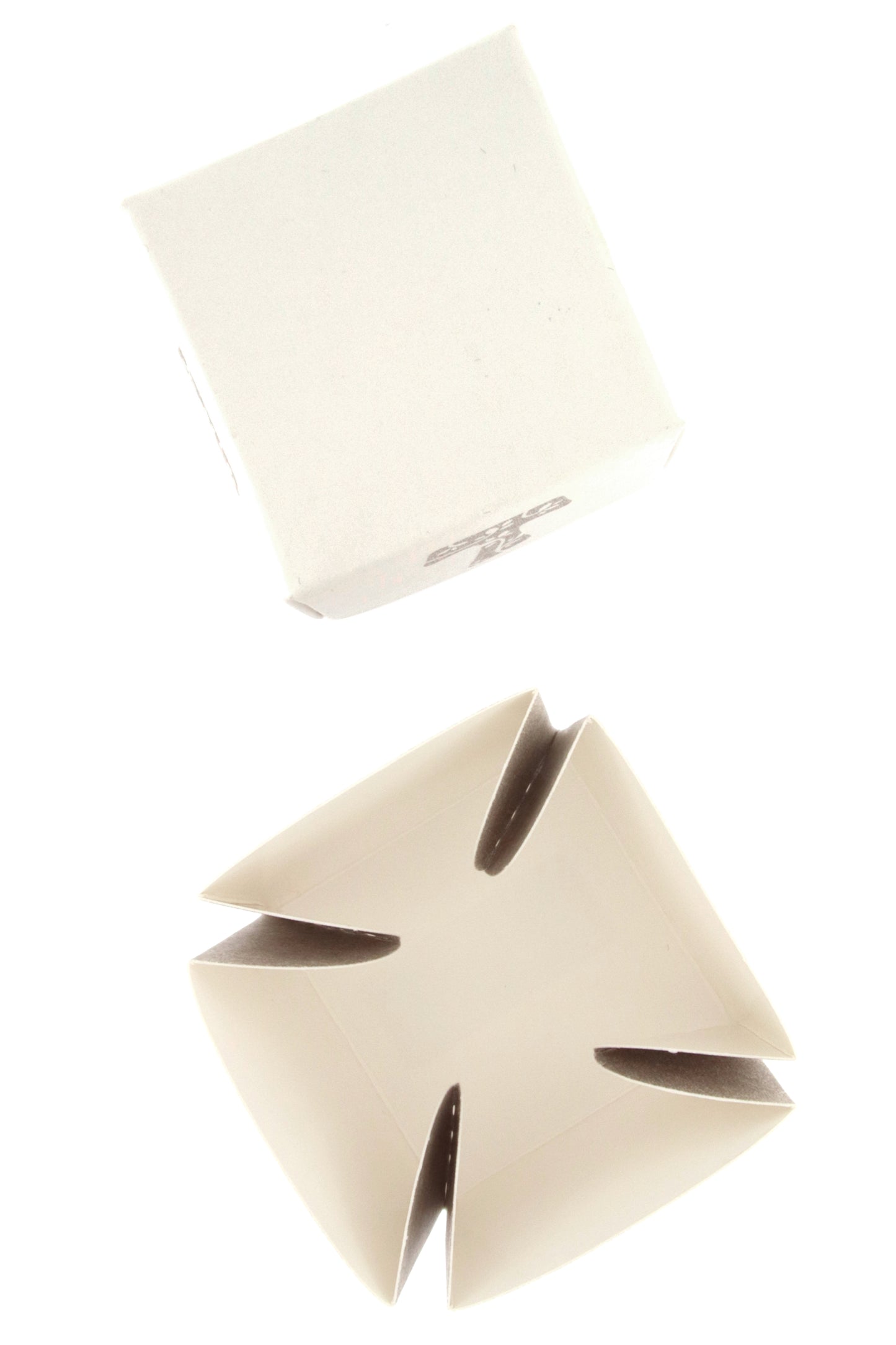 Scatolina porta confetti in carta con Croce Tau e coperchio. Dimensioni 5x5 cm
