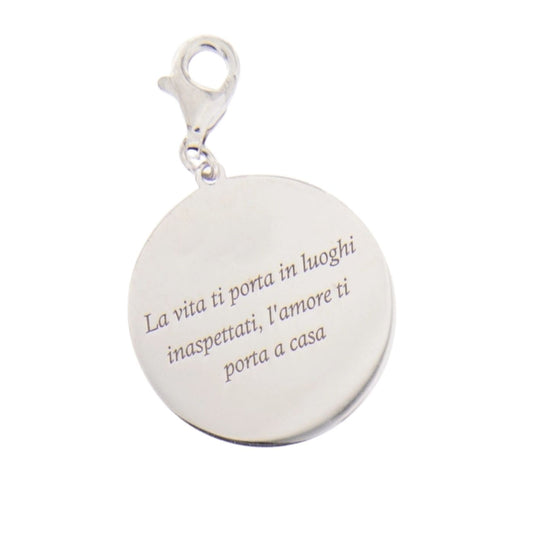 Ciondolo con incisione "La vita ti porta in luoghi inaspettati, l'amore ti porta a casa" in argento 925. Diametro 2 cm