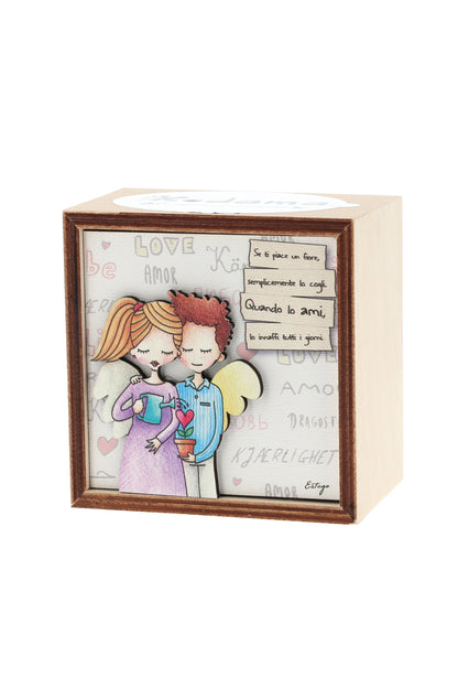 Piantina Kodama in cubo di legno - immagine Amore. Dimensioni 10x10 cm