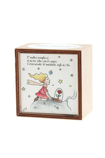 Piantina Kodama in cubo di legno - immagine Piccolo Principessa. Dimensioni 10x10 cm