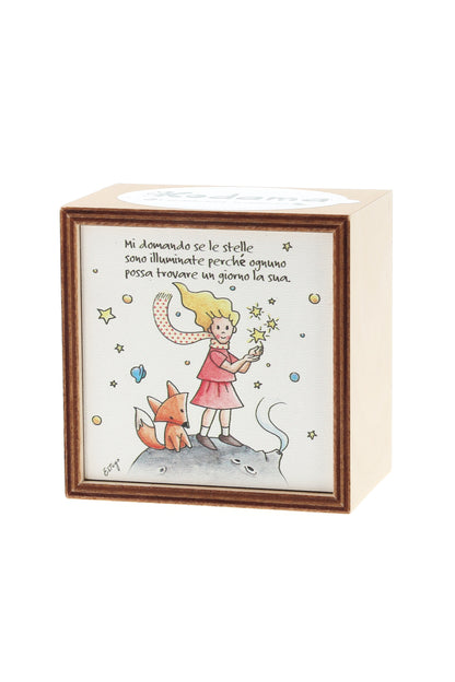 Piantina Kodama in cubo di legno - immagine Piccola Principessa. Dimensioni 10x10 cm