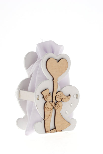 Sacchetto per confetti su Cuore con sposi in legno. Altezza 8,4 cm
