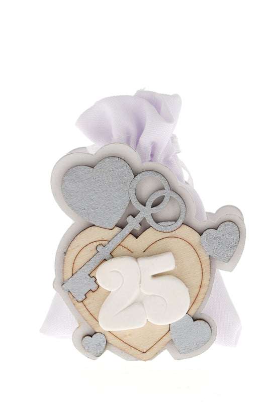 Sacchetto per confetti su Cuori in legno e numero 25 in porcellana. Altezza 8 cm

