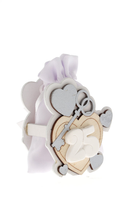 Sacchetto per confetti su Cuori in legno e numero 25 in porcellana. Altezza 8 cm
