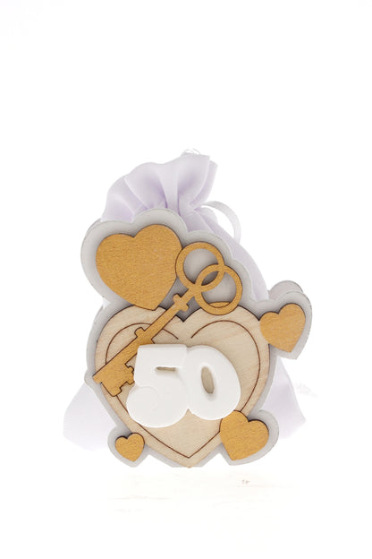 Sacchetto per confetti su Cuori in legno e numero 50 in porcellana. Altezza 8 cm