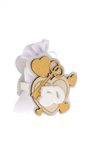Sacchetto per confetti su Cuori in legno e numero 50 in porcellana. Altezza 8 cm