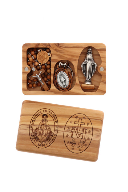 Cofanetto in legno ulivo con incisa medaglia Miracolosa, completo di corona, portachiavi e statuina abbinata. Dimensioni 8x12 h. 3 cm